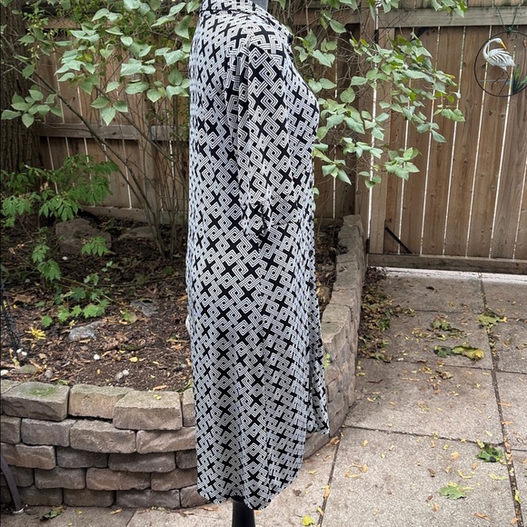 Vintage Black and White Geometric Patterned Dress. Stretchy material. Small - Picture 6 of 9
